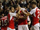 Fotbalisté Arsenalu se radují z gólu v duelu s Tottenhamem.