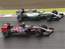 Nico Rosberg (nahoe) a Carlos Sainz bhem detivého tréninku v japonské Suzuce