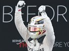 Lewis Hamilton slaví vítzství ve Velké cen Japonska.