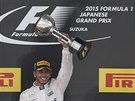 Lewis Hamilton s trofejí za vítzství ve Velké cen Japonska
