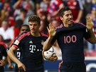 Robert Lewandowski (vpravo) slaví se spoluhrái z Bayernu Mnichov svj gól do...