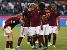 Francesco Totti (vlevo) z AS ím musel z utkání s Capri kvli zranní pedasn...