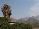 Kyauk Kalap, buddhistický kláter s pagodou umístnou na strmé, kolmé skále.