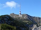 Pohled na vrchol Dobratsche (2 166 m) s telekomunikační věží; vlevo od ní,...