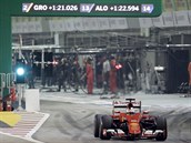 VJEZD Z BOX. Sebastian Vettel ve Velk cen Singapuru formule 1.