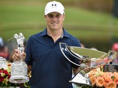 Jordan Spieth s trofejemi pro vtze Tour Championship a FedEx Cupu.