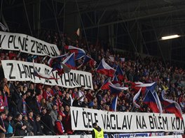 eskmi vlajkami a zpvem hymny pipomnli fanouci v Plzni pondln sttn...