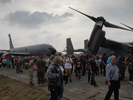 Konvertoplán Osprey a tanker KC-135 v obleení návtvník Dn NATO v Ostrav