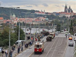 Prvodu tramvají centrem Prahy nastavoval cestu historický sluební vz.