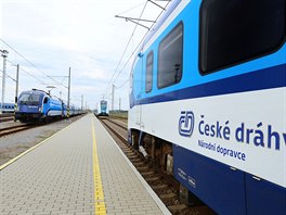 Nový dov�tek k logu cht�jí �eské dráhy pou�ít postupn� na v�ech svých vlacích.