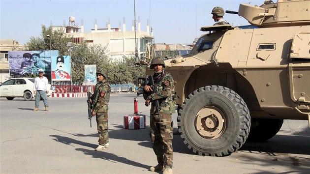 Afghnt vojci ve mst Kundz bhem boj s Talibanem. (28. z 2015)