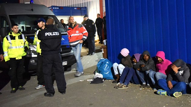V uprchlickm tboe v Kasselu vypukly potyky mezi Albnci a Pkistnci (28. z 2015)