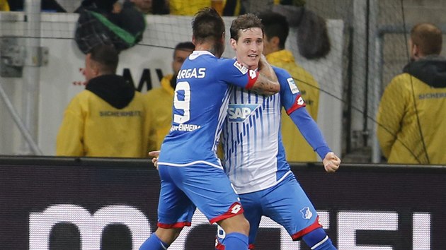 Sebastian Rudy (vpravo) z Hoffenheimu slav se spoluhrem Eduardo Vargasduringem svoj branku do st Dortmundu.