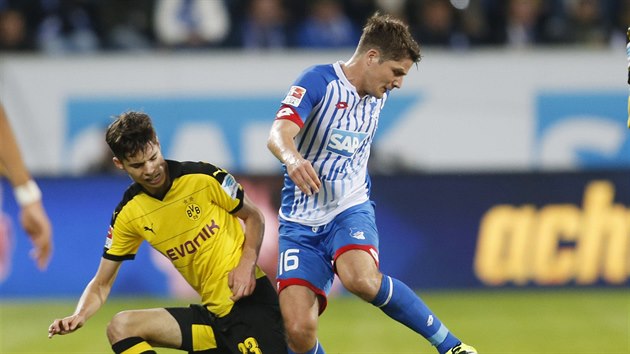 Pirmin Schwegler (vpravo) z Hoffenheimu a Julian Weigl z Dortmundu.