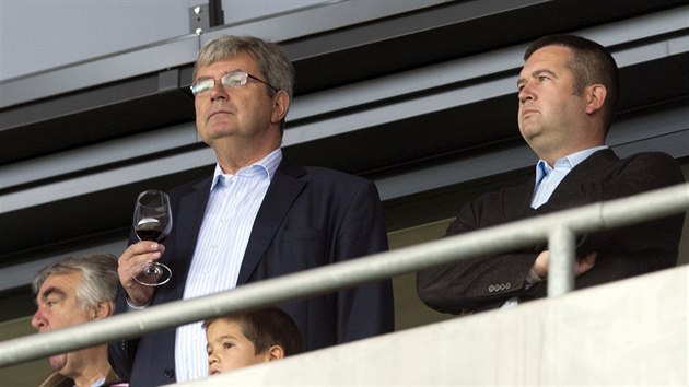 Se sklenikou v ruce sleduje fotbalov derby Slavia - Sparta   Miroslav Jansta, vedle nho je poslanec Jan Hamek.