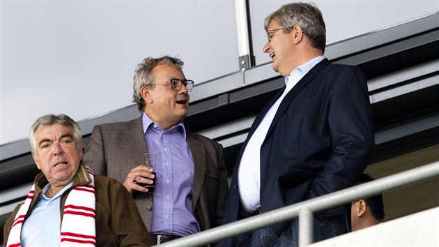 V drunm rozhovoru se pi derby bav Miroslav Jansta (vpravo) a Vladimr Dlouh.