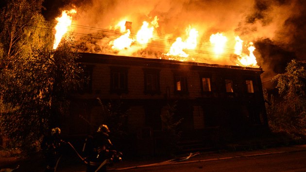 Když přijeli hasiči na místo, plameny šlehaly z celé střechy.
