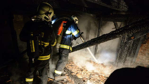 Po lokalizaci požáru hasiči v dýchací technice jedním vodním proudem dohašovali ohniska přímo pod střechou.
