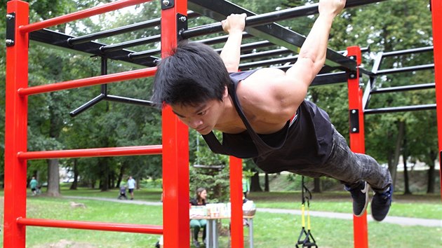 Street workout je cvičení pouze s vahou vlastního těla. Kombinuje posilovaní s akrobacií a gymnastickými prvky.