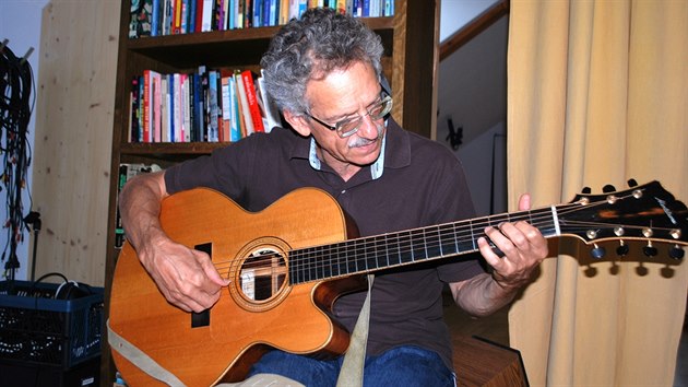 Tony Ackerman ve svém domácím nahrávacím studiu v Nové Olešce na Děčínsku