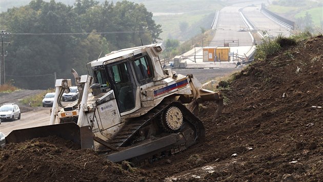 Na rozestavěné dálnici D8 u Dobkoviček začala 24. září 2015 druhá etapa sanace sesuvu, který zavalil těleso dálnice v červnu 2013.