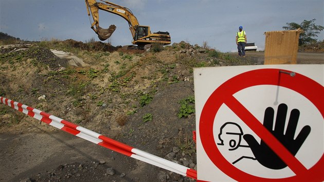 Na rozestavěné dálnici D8 u Dobkoviček začala 24. září 2015 druhá etapa sanace sesuvu, který zavalil těleso dálnice v červnu 2013.