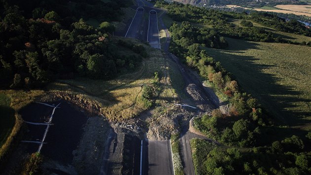 Sesuv zavalil stavbu posledního úseku dálnice D8 přes České středohoří v červnu 2013.