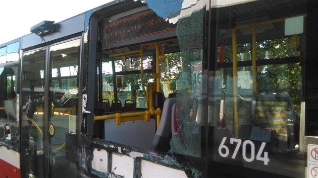 Srka dvou autobus zkomplikovala provoz v zastvce autobusovho terminlu Kaerov (21.9.2015)