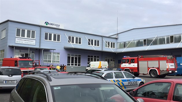 V arelu farmaceutick firmy v prmyslov sti stedoesk Hostivice unikla neznm ltka, nkolik lid bylo pevezeno do nemocnic (24.9.2015)