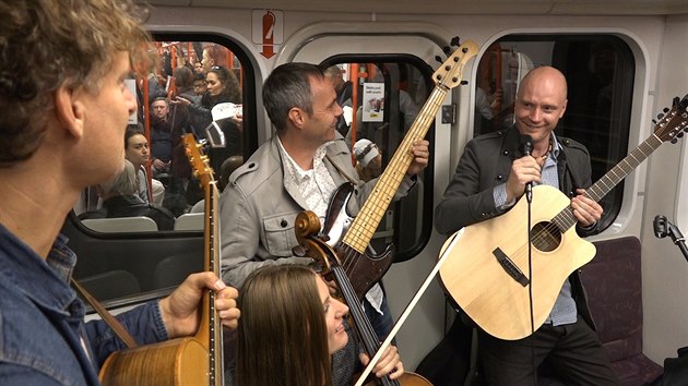 Jan Budař s kapelou v metru