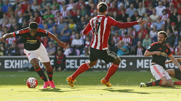 Anthony Martial (zcela vlevo) z Manchesteru United si v pokutovm zem Southamptonu pipravuje steleckou pozici, z n vyrovn na 1:1.