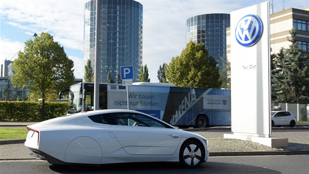 A Volkswagen XL1 ped tovrnou ve Wolfsburgu.