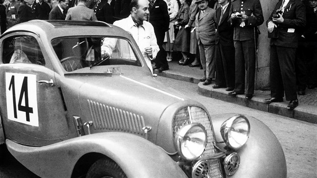 Zvodnk Otto Nimshaus na startu zvodu 1 000 mil eskoslovenskch v roce 1934. S neodzkouenm vozem Nimshaus zvldl asi polovinu zvodu.
