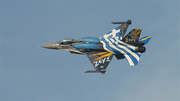 Letoun F-16 eckho Zeus tmu na Dnech NATO v Ostrav pedvedl dynamickou ukzku umocnnou atraktivn stylizac hudebnm sestihem, v nm zaznla krtce i eck hymna.