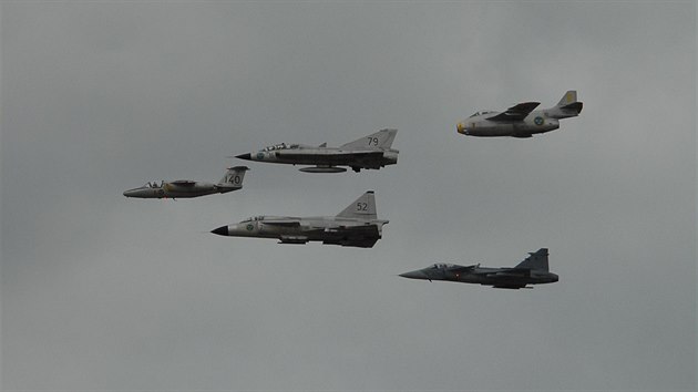 Rodinka z dlen Saabu na Dnech NATO v Ostrav. Z pravho hornho rohu - Tunnan, Draken, Saab 105, Viggen a Gripen