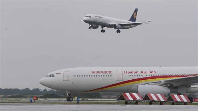 Ve stedu v 6:29 pistl v Praze prvn pm spoj z Pekingu nsk leteck spolenosti Hainan Airlines. (23. z 2015)