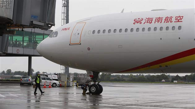 Ve stedu v 6:29 pistl v Praze prvn pm spoj z Pekingu nsk leteck spolenosti Hainan Airlines. (23. z 2015)