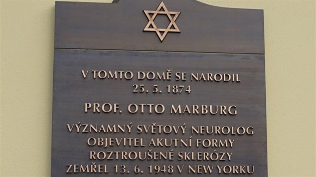 Nově odhalená pamětní deska na rodném domě lékaře Otto Marburga.
