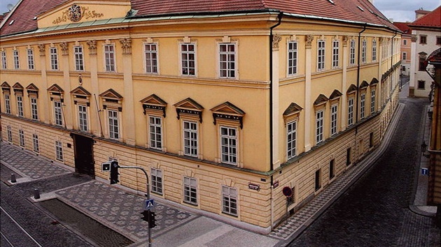 Budova ministerstva �kolství a t�lovýchovy v Karmelitské ulici.