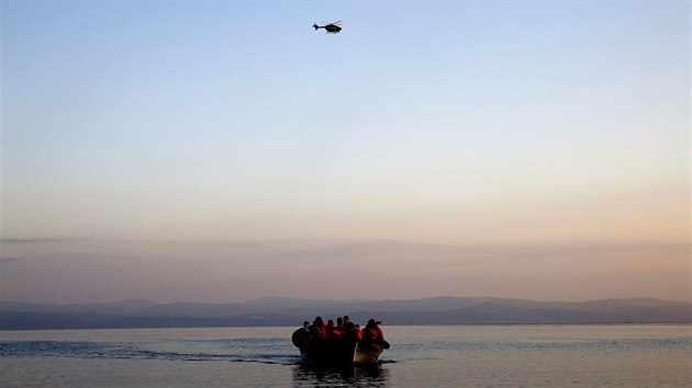 Syrtí uprchlíci míí na ecký ostrov Lesbos a vrtulník Frontexu jim létá nad...