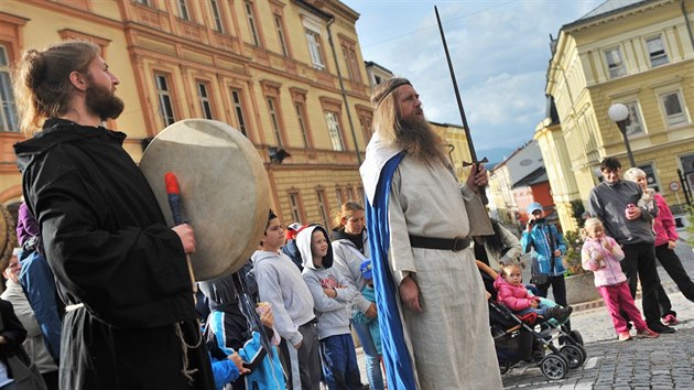 V Trutnov sejmuli eleznho draka z radnin ve (26.9.2015).