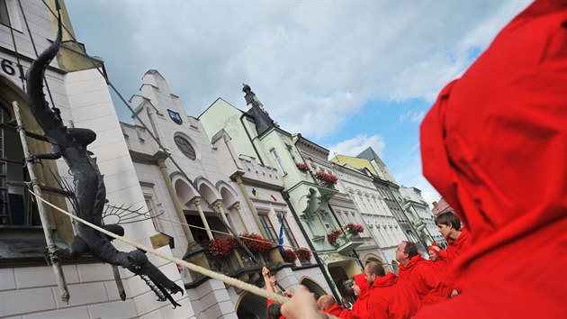 V Trutnov sejmuli eleznho draka z radnin ve (26.9.2015).