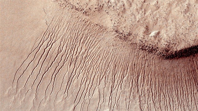 Stopy po vodě? Snímky útvarů širokých jeden až deset metrů pořídila sonda Mars Reconnaissance Orbiter již v lednu 2011.