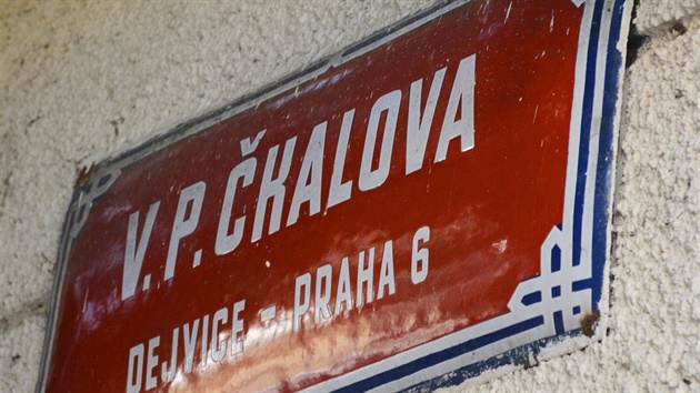 V ulici V. P. kalova v Praze 6  Dejvicích je chodník plný znaek pro...