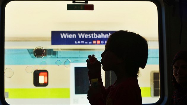 Z vdeskho ndra Westbahnhof vypravili zvltn vlak pro uprchliky k nmeckm hranicm do Salzburgu.