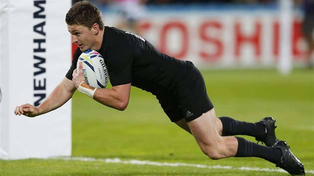 Novozlandsk tokov spojka Beauden Barrett se probil do brankovit Namibie a pokld jednu z ptek v utkn MS v ragby.