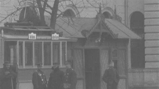 Historick snmek tramvajov ekrny u olomouckho hlavnho ndra krtce po roce 1900.