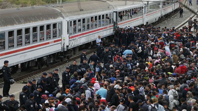 Na nstupiti v chorvatskm Tovarniku ekaj na cestu do Maarska a Rakouska tisce benc, nstup do vlak usmruj policejn tkoodnci (20. z 2015)