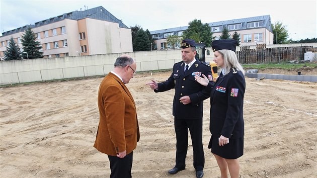 Na tomto mst bude u pl roku stt nov hala firmy Levimo. Na snmku majitel spolenosti Lion products Jan Lion (vlevo) v diskusi s editelem vzesk sluby Pavlem Ondrkem a editelkou svtelsk vznice Gabrielou Slovkovou.