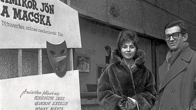 Emília Vášáryová a Vojtěch Jasný před plakátem filmu Až přijde kocour v Budapešti (1963)
